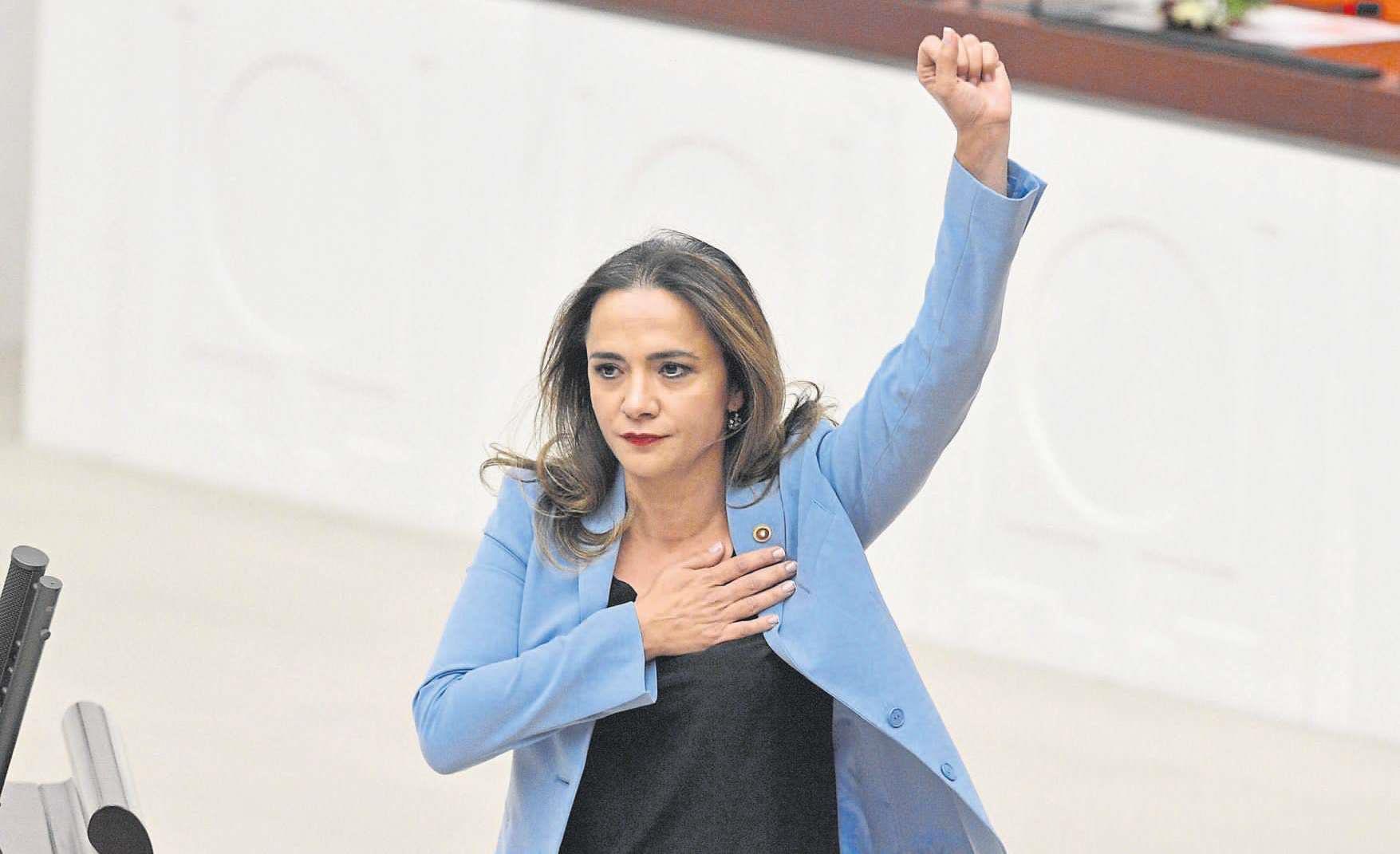 GAMZE AKKUŞ İLGEZDİ: “Şiddeti Protesto Eden Kadınlara Şiddet Uygulandı” 1451164996411