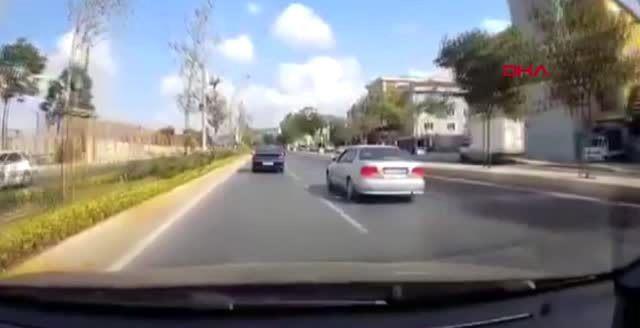 Trafik Magandaları Kırmızı Işıkta Bekleyen Araca Çarptı 65464