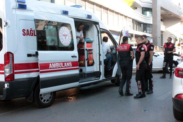 Ataşehir'de AVM Önünde Kaza FGRSRE
