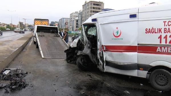 Ataşehir’de Hasta Taşıyan Ambulans Kaza Yaptı atasehir-d-100-karayolu-nda-ambulans-kaza-yap-12233261_o