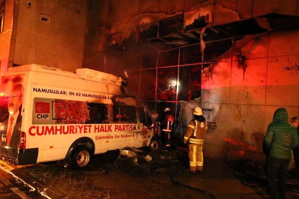 Çekmeköy'de Park Halindeki CHP Seçim Aracında Yangın cekmekoy-de-park-halindeki-chp-secim-aracinda-11636074_o