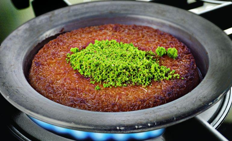 Ataşehir'de Tadı Damakta Kalan Künefe Yarışması Düzenlendi istanbulda-kunefe-yeme-yarismasi-ilginc-goruntulere-sahne-oldu-h1551356132-924810