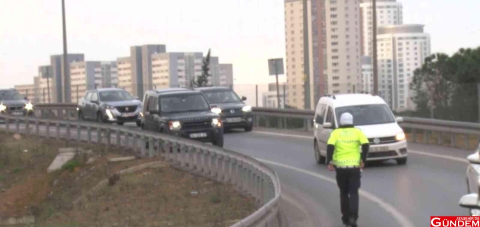 ATAŞEHİR TEM OTOYOLUNDA ÇAKARLI ARAÇ DENETİMİ polisleri-gorunce-otoyolda-geri-geri-kacmaya-calisti-cezadan-kurtulamadi-0-RSOb5n3A